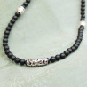 Collier tribal Kerang agates noires mat et perles d'argent ciselées