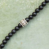 Détail des perles d'argent ciselées et boules d'agates noires
