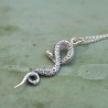 Médaillon serpent porte bonheur en argent ciselé