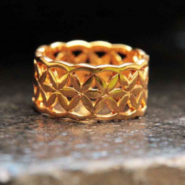 Bague fantaisie Armance dorée anneau large fleurs ajourées