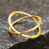 Bague fantaisie Ania deux anneaux dorés croisés sur le doigt