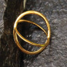 Bague fantaisie Ania deux anneaux dorés croisés sur le doigt