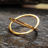 Bague fantaisie Ania deux anneaux dorés croisés sur le doigt
