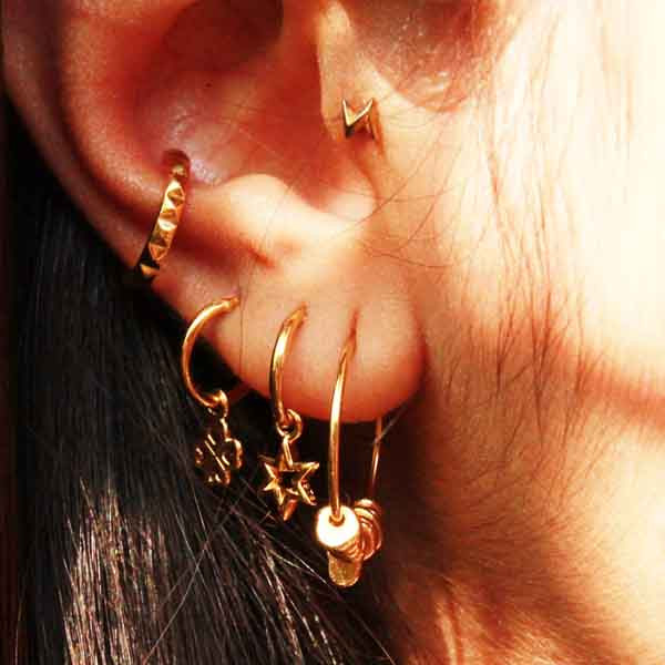 Boucles D'Oreilles Clips Dorées Avec Breloques – Marque CHARNEL Paris – Bon état