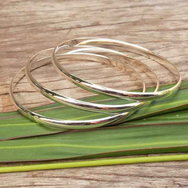 Un bracelet jonc ,semainier argent massif , 2,5 mm , ligne , point