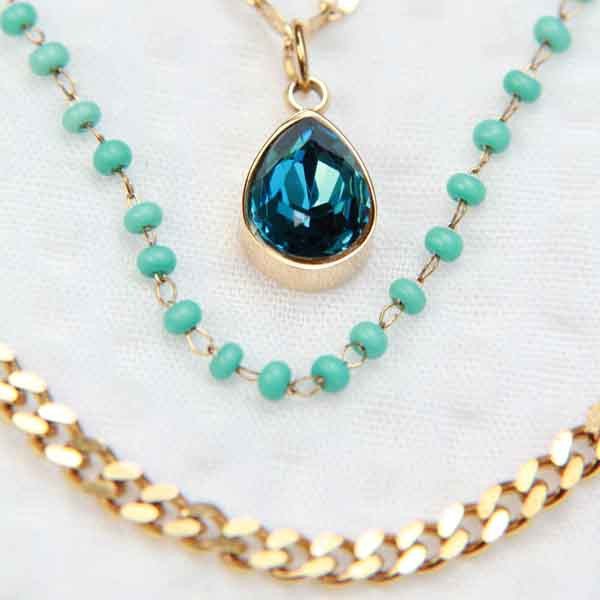 CC3531 - Collier Triple Chaînes Perles, Billes avec Demi Rosace Acier