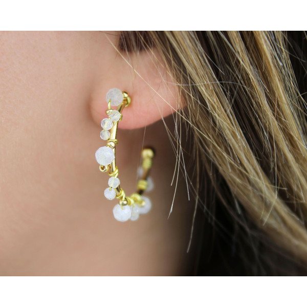 Boucles d'oreilles créoles ouvertes dorées et pierres