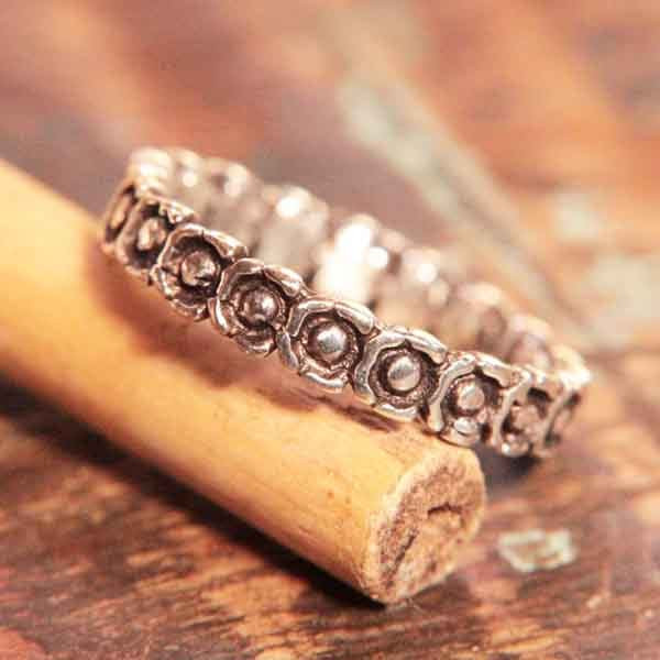 Anneau ethnique Pemba ciselé en argent oxydé