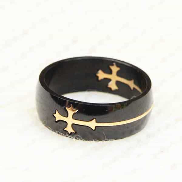 Bague chevalier Lancelot anneau acier noir croix dorée