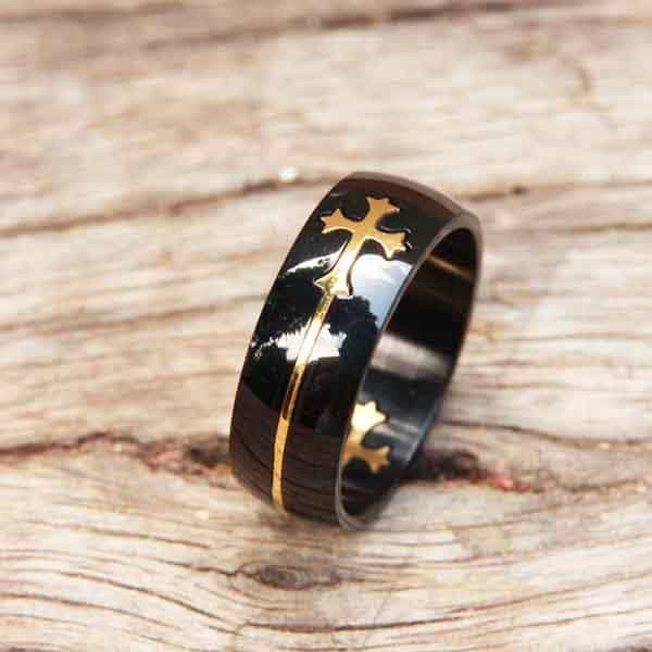 Bague chevalier Lancelot anneau acier noir croix dorée