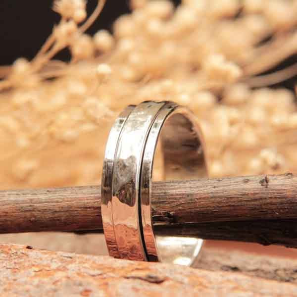 Anneau tournant Oïko en argent martelé