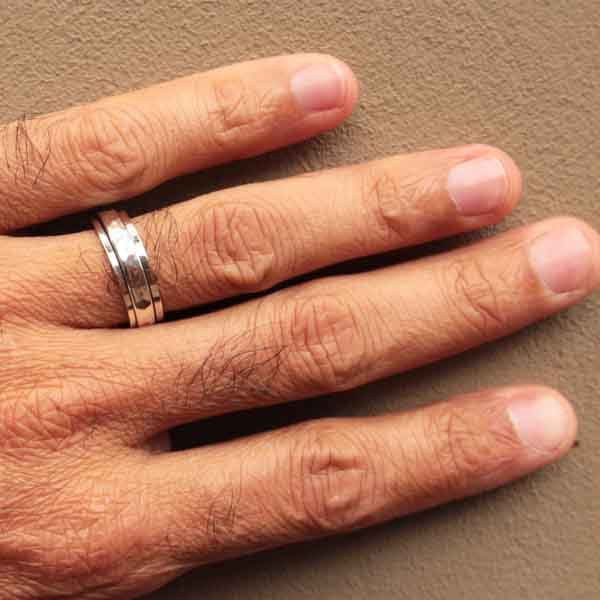 Anneau tournant Oïko en argent martelé