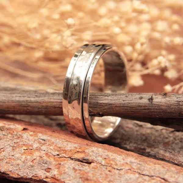 Anneau tournant Oïko en argent martelé