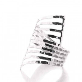 Bague croisée ajourée en argent martelé