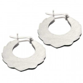 Boucles d'oreilles créoles plates en argent brossé mat
