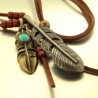 Collier fantaisie Amérindien plumes, cuir et perles rouges