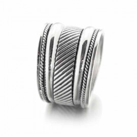 Bague large Manao évasée en argent ciselé