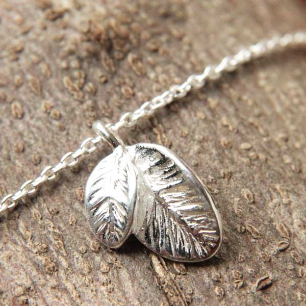 Bracelet Ajustable avec Breloques et Feuille en Argent
