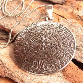Collier médaillon argent pierre du soleil aztèque