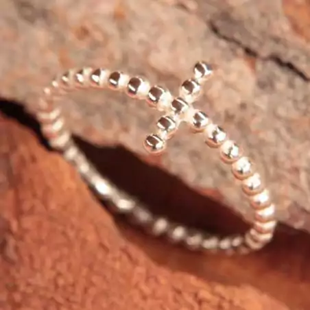 Bague fine avec croix argent sur le doigt
