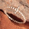 Bague fine avec croix argent sur le doigt