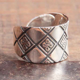 Bague ouverte ethnique Sagita ciselée en argent