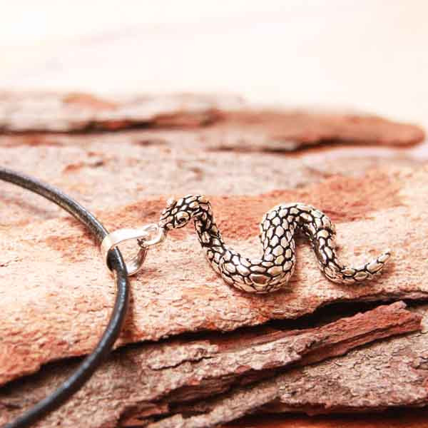 Collier Motard Vintage En Cuir Noir Avec Pendentif Queue De Serpent à Sonnette Argenté - Occasion