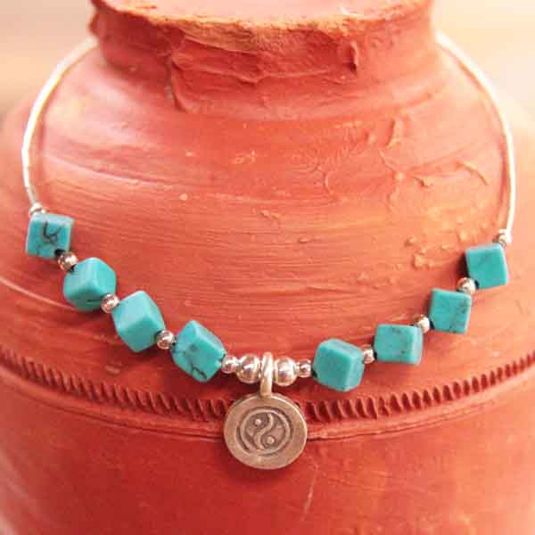 Bracelet Fantaisie à Grosses Breloques Turquoises Et Argentées - Élastique, Occasion TBE
