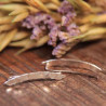 Boucles d'oreille ligne martelée remontant le lobe