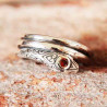 Bague fantaisie serpent enroulé sur le doigt et grenat rouge