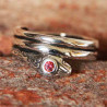 Bague couleuvre en argent ciselé sertie d'un grenat