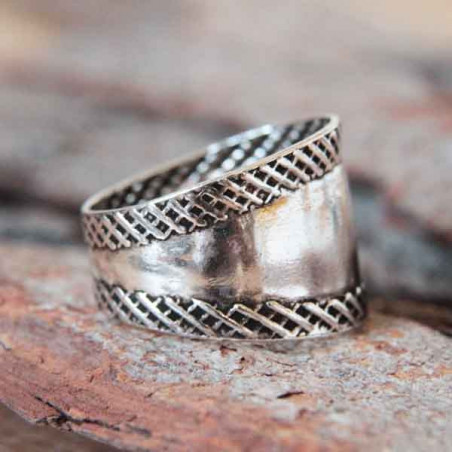 Bague ethnique mixte Madara en argent ciselé