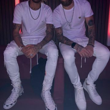 Hommes en blanc portant un chapelet fashion Hommes en blanc portant un chapelet fashion
