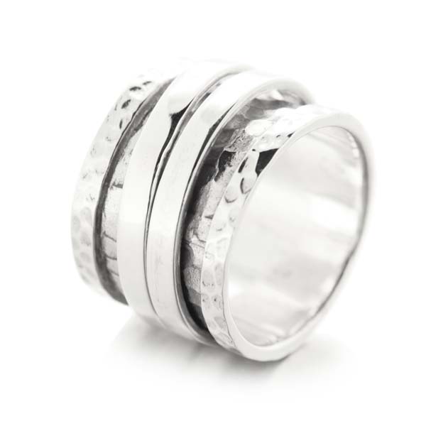 Bague anneau large en argent martelé