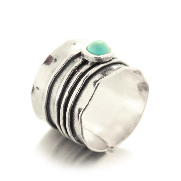 Bague ethnique en argent martelé et turquoise Bague ethnique en argent martelé et turquoise