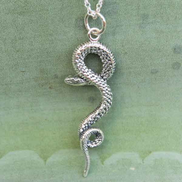 Collier Adelinda médaillon serpent