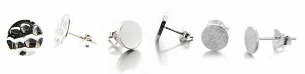 Puces d'oreilles en argent lisses, martelées et brossées Puces d'oreilles en argent lisses, martelées et brossées
