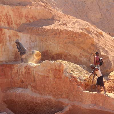 Mineurs creusant un trou de saphir Mineurs creusant un trou de saphir