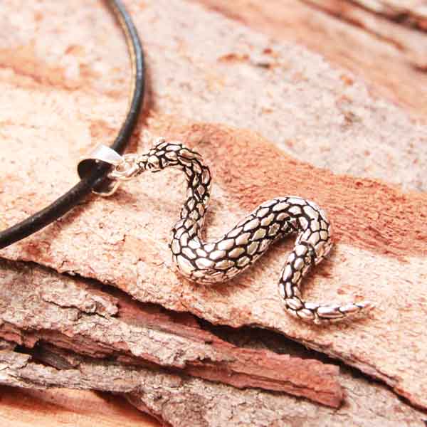Collier pendentif serpent en argent