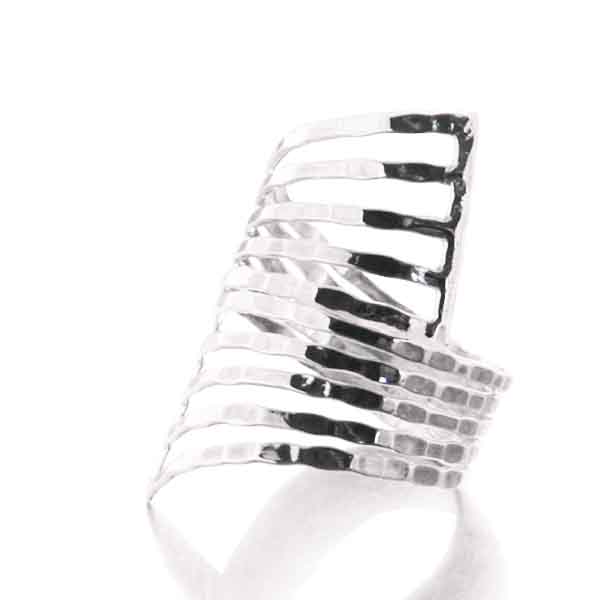 Bague enroulée ajourée en argent martelé