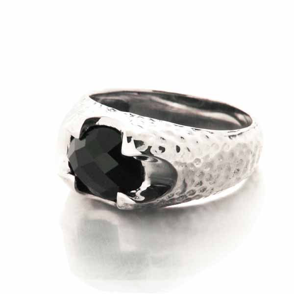 Bague chevalière en argent martelé et onyx