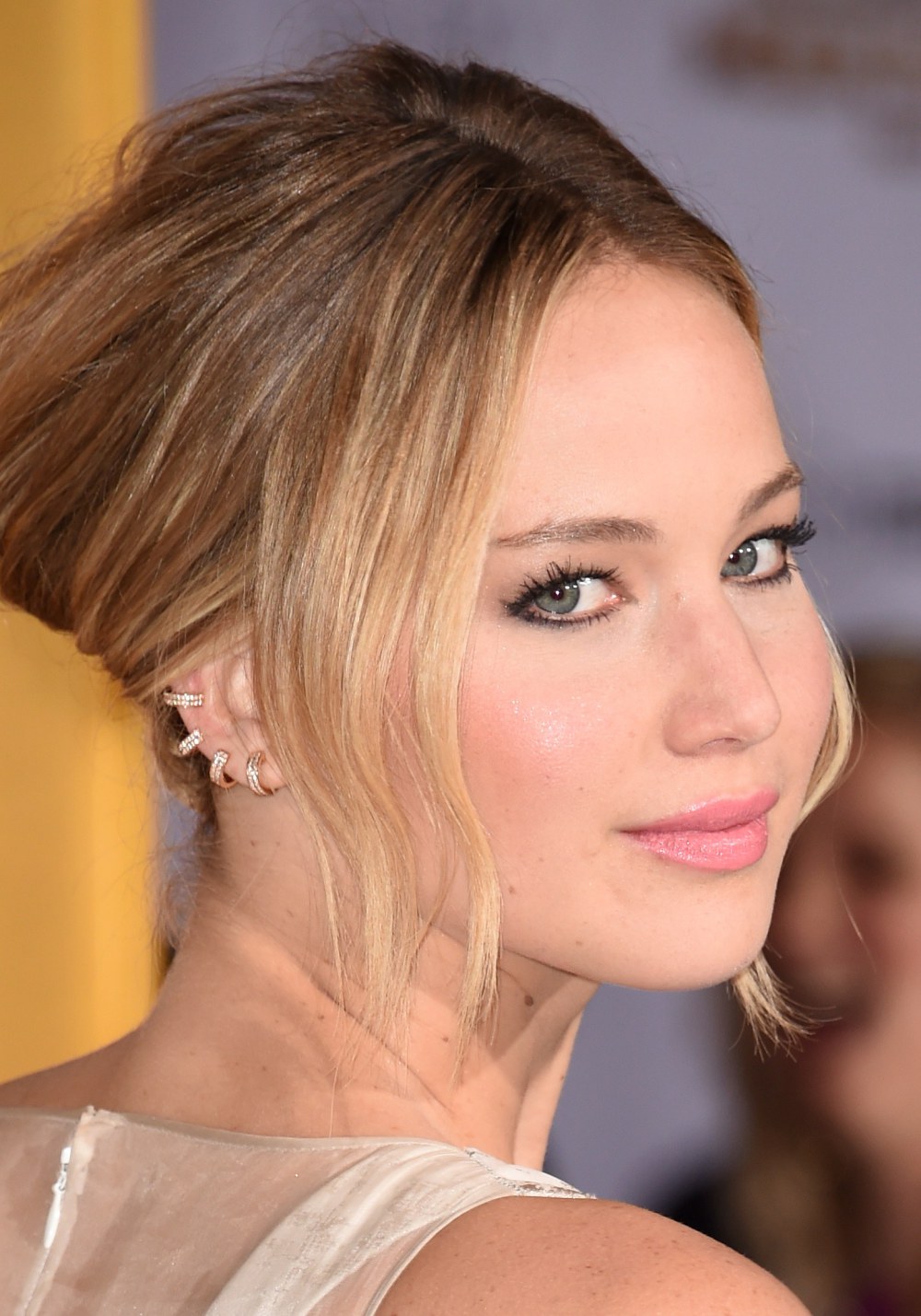Jeune star portant des Ear Cuffs