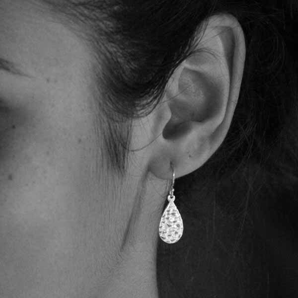 Boucles d'oreilles pendantes larmes martelées en argent Boucles d'oreilles pendantes larmes martelées en argent