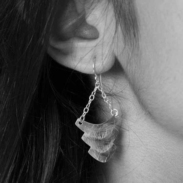 Boucles d'oreilles pendantes en argent brossé Boucles d'oreilles pendantes en argent brossé