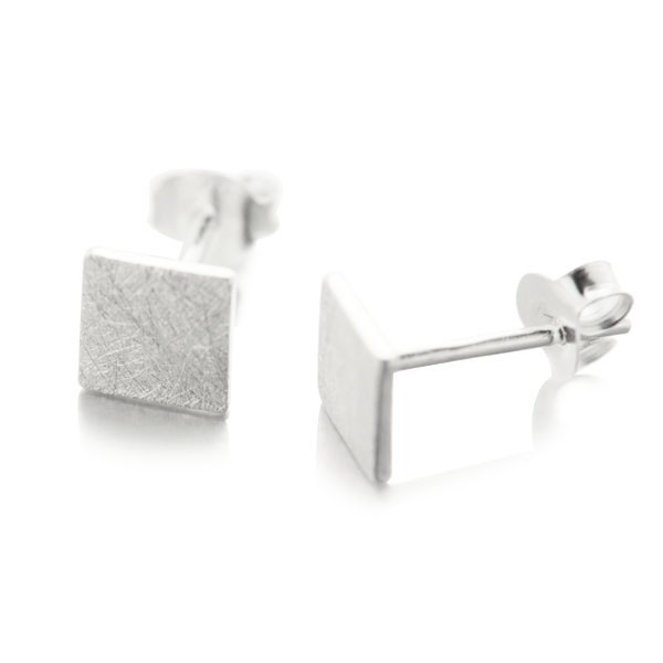 Puces d'oreilles carrées en argent brossé Puces d'oreilles carrées en argent brossé