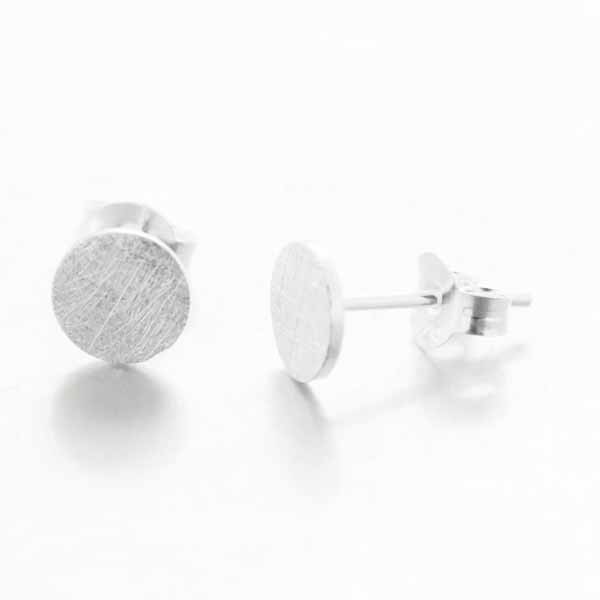 Puces d'oreilles rondes en argent brossé Puces d'oreilles rondes en argent brossé