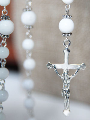 Collier chapelet moderne en perles d'agate blanche Collier chapelet moderne en perles d'agate blanche