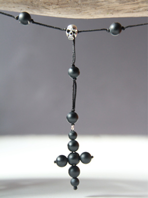 Chapelet original en agates noires mat et skull argent Chapelet original en agates noires mat et skull argent