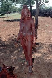 Femme Himba portant des bracelets de chevilles