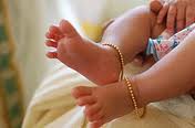 Bébé chinois portant des chaînes de chevilles